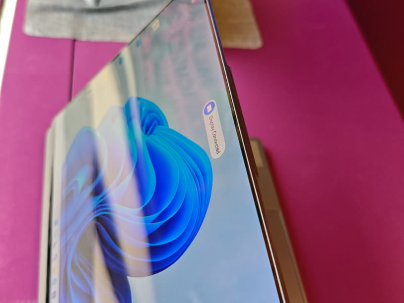 ディスプレイの背面にはもう1枚のディスプレイが用意されている