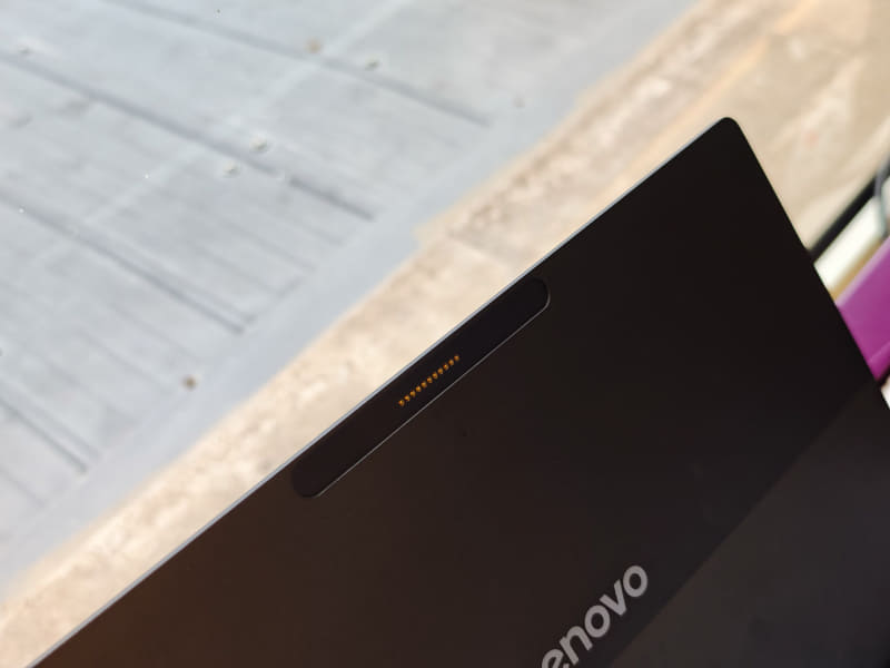 背面のディスプレイはこのポゴピンとマグネットで接続されている