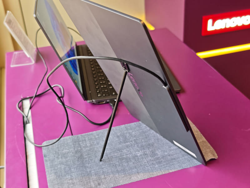 このように、ディスプレイの裏側にマグネットで吸着して利用する。現状はやや不安定で底部に布を敷いてバランスを取る必要がある