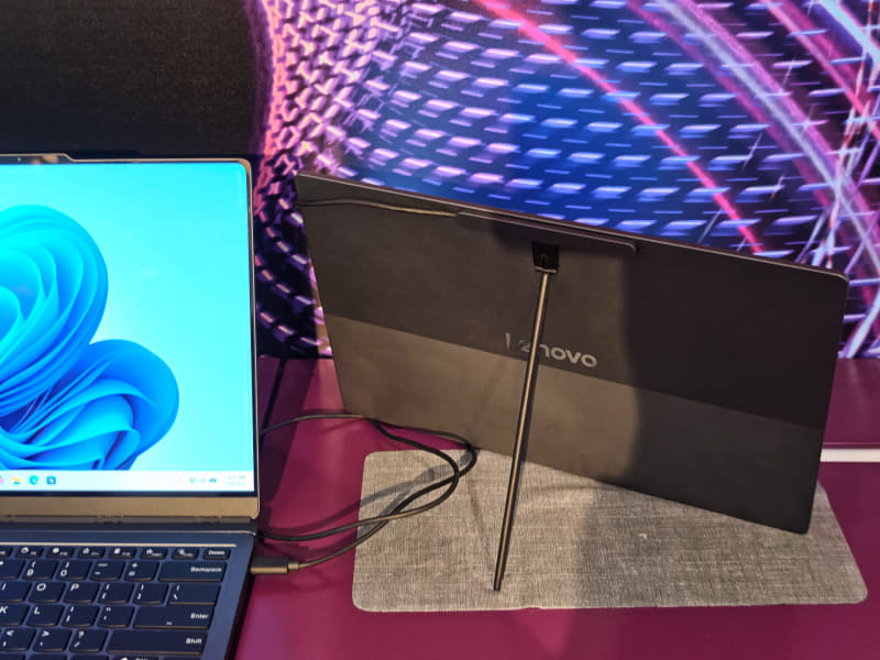 このように、ディスプレイの裏側にマグネットで吸着して利用する。現状はやや不安定で底部に布を敷いてバランスを取る必要がある