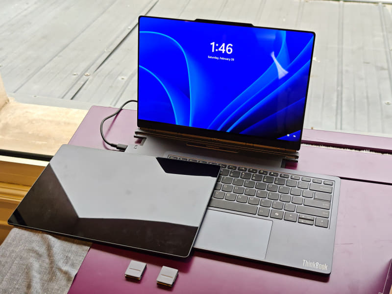 本体とはポゴピンの端子とUSB Type-Cの変換ケーブルを利用して接続する