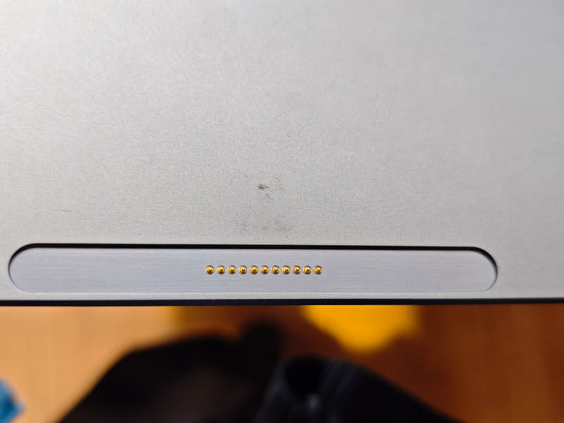 ディスプレイにもポゴピン。キーボードを外した場所にディスプレイを装着することもできる