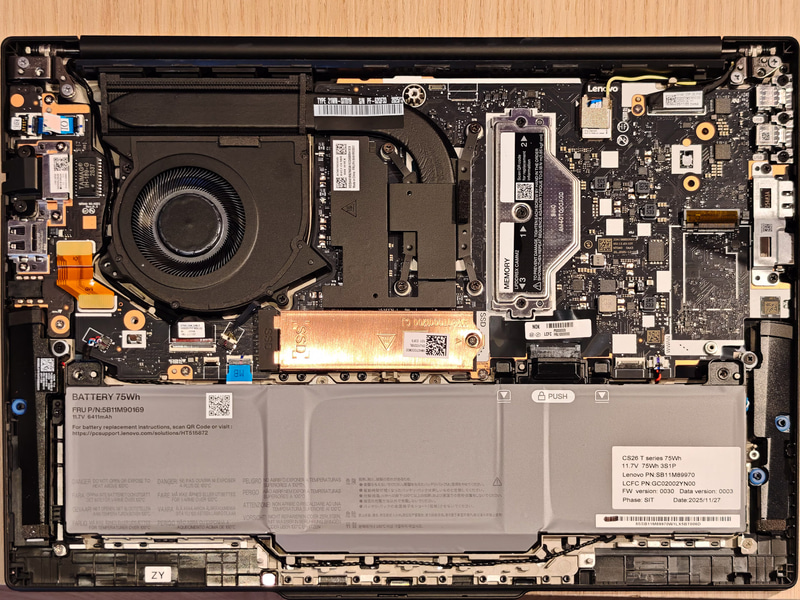 ThinkPad T14 Gen 7の内部構造。SSDやバッテリ、USBポートなどが容易に交換できるようになっている。メモリはLPCAMM2モジュール化した
