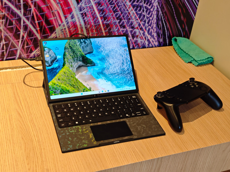 拡張デスクトップモードのLegion Go Fold Concept