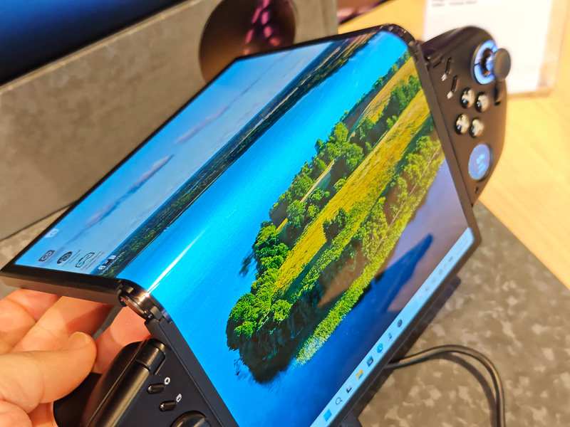 ディスプレイは7.7型と11型の2つのサイズで利用できる