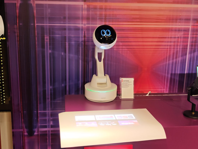 プロジェクタで、机などに画面を投影できる