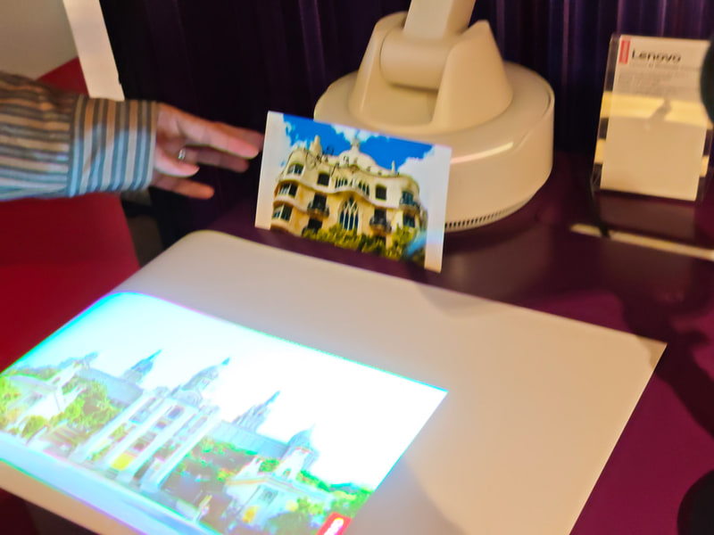 シートに書いた文字をカメラが読み取り、画像と合わせこむことが可能