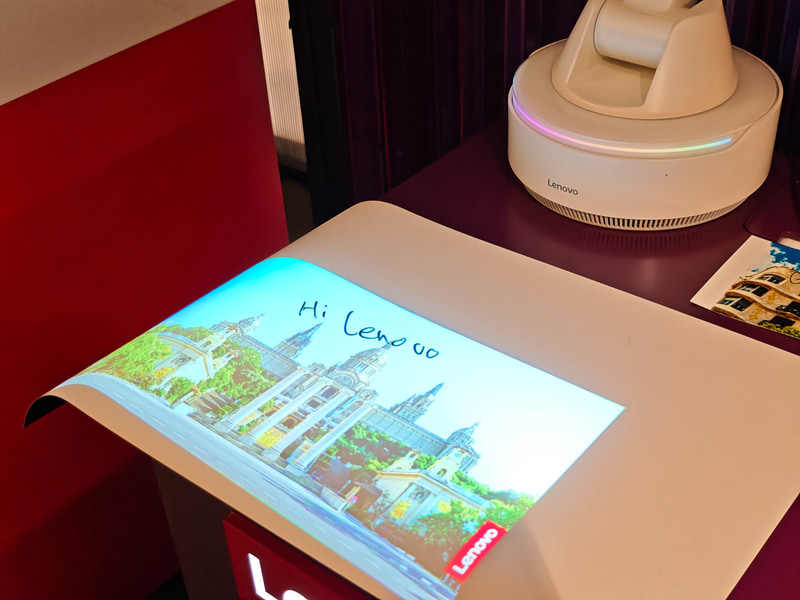 シートに書いた文字をカメラが読み取り、画像と合わせこむことが可能