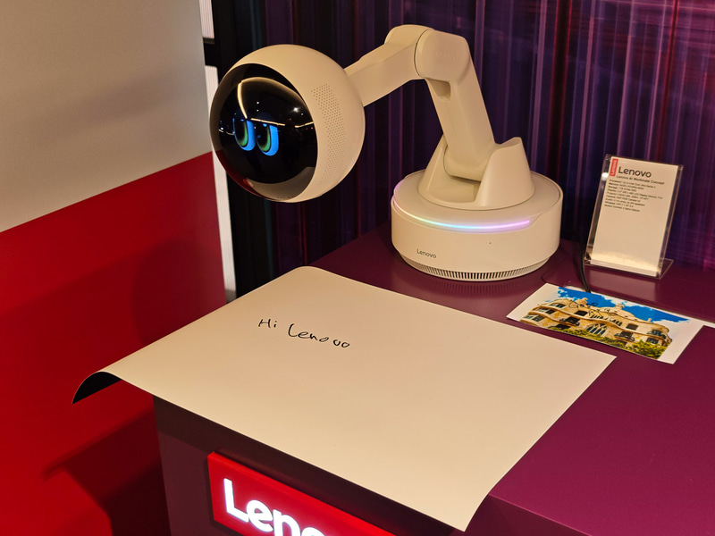 シートに書いた文字をカメラが読み取り、画像と合わせこむことが可能