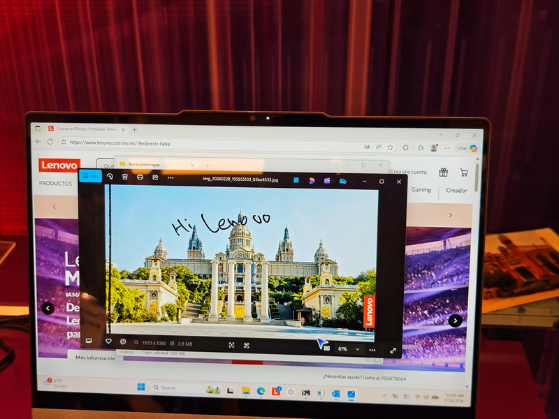 シートに書いた文字をカメラが読み取り、画像と合わせこむことが可能