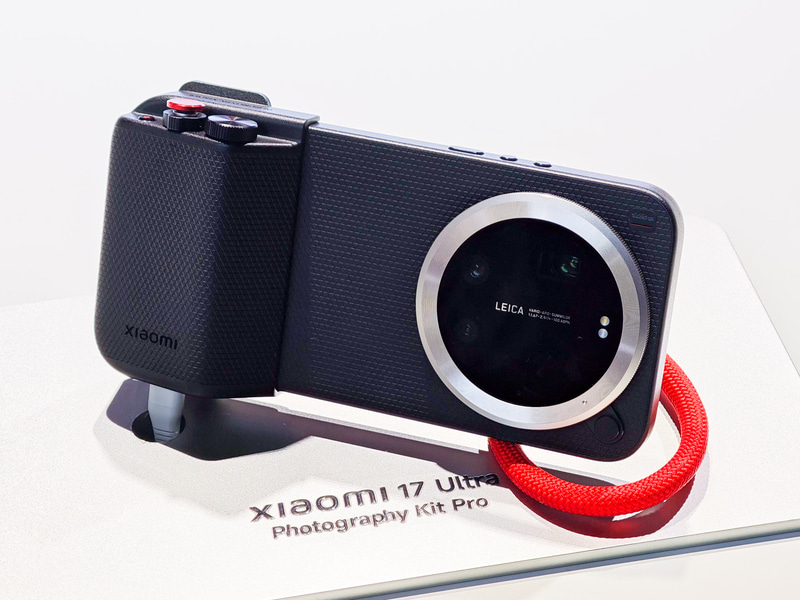 Photography Kit Proを装着した「Xiaomi 17 Ultra」。Xiaomi 15 Ultraでは赤だったPhotography Kit Proはカメラらしく黒に戻っている