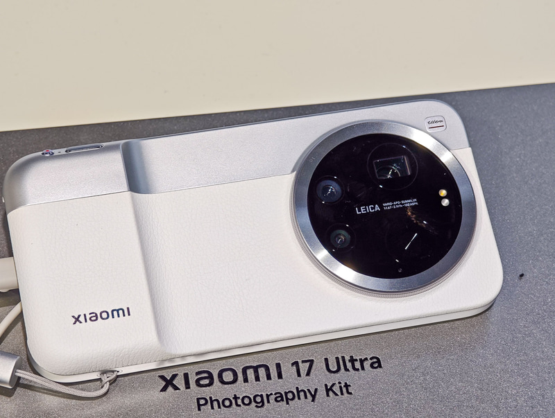 廉価版の無印はカバーに撮影用のボタンが付いている程度