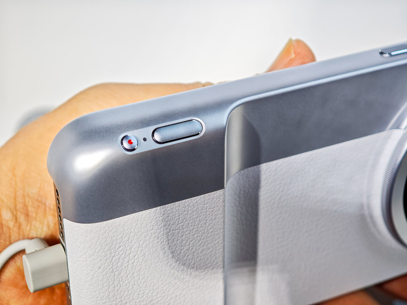 廉価版の無印はカバーに撮影用のボタンが付いている程度