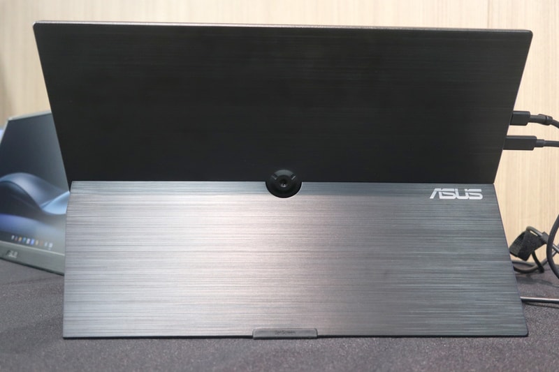 本体背面。三脚などに固定できるネジ穴が用意されている