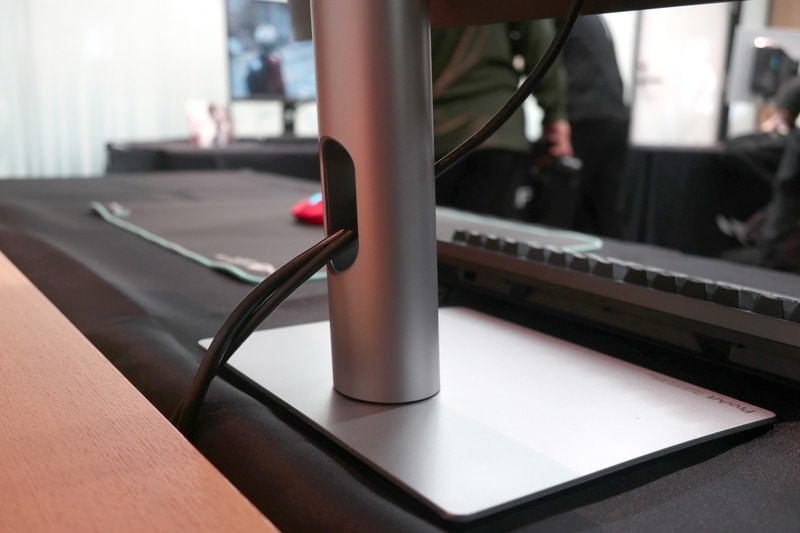 スタンドはケーブル通しが用意されている