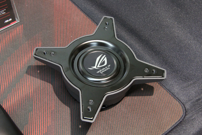 VESAマウント変換用のパーツ、上面がアーム側