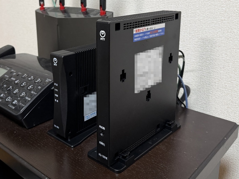 <span class="fnt-75">※記事初出時、ルーターと終端装置を横置きした写真を掲載しておりましたが、ルーター「XG-100NE」は「横置き厳禁」となっておりました。お詫びして訂正した写真を掲載します。SNSでのご指摘に感謝するとともに、改めて正しい設置方法と、その重要性について本文にて追記いたしました</span>