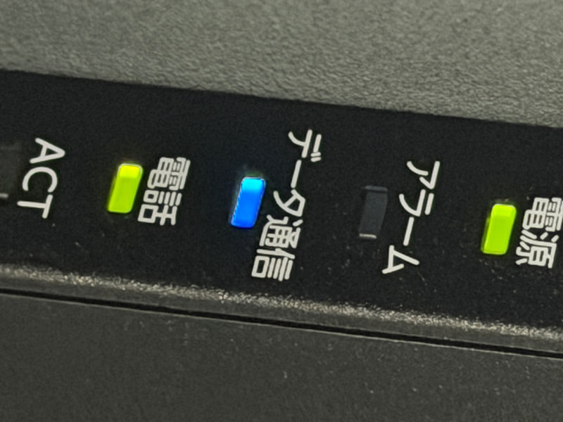 ついに「データ通信」のLEDが青く点灯