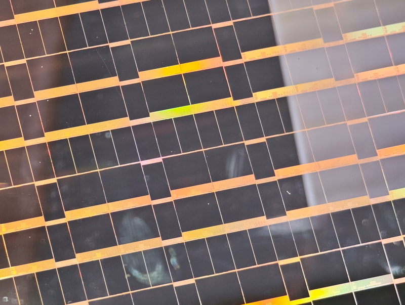 MONAKAのSRAM+CPUダイ(ほぼ正方形の黒いチップ)