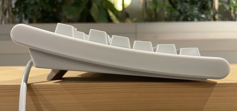 本体側面。キー同士の間に段差があるステップスカルプチャー構造を採用した