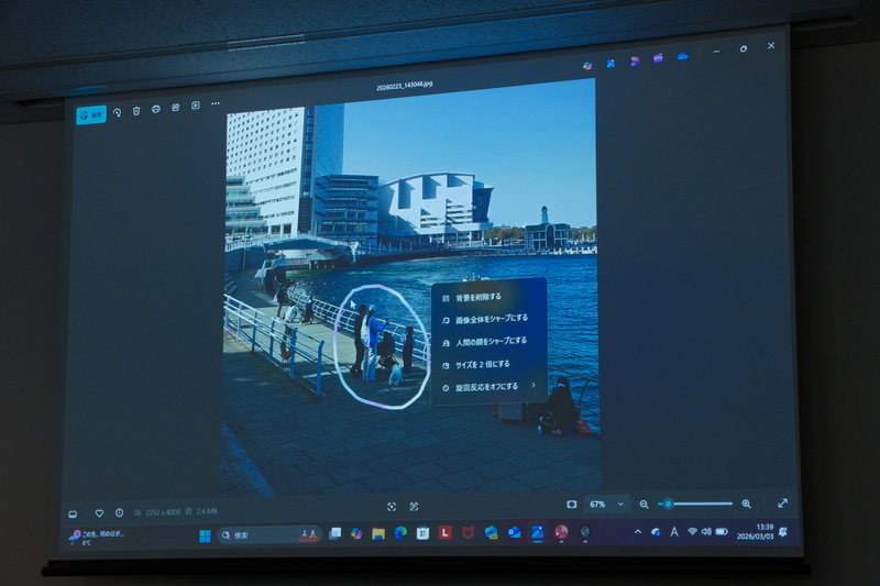 FlickLiftのデモ。表示している写真から、範囲を選択して背景を削除できる