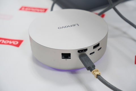円柱ボディのミニPCと“浮く”一体型。レノボ新デスクトップ - PC Watch