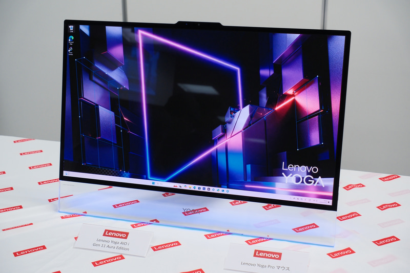 脚部に透明パーツを使用し、ディスプレイが浮き上がったように見えるデザイン