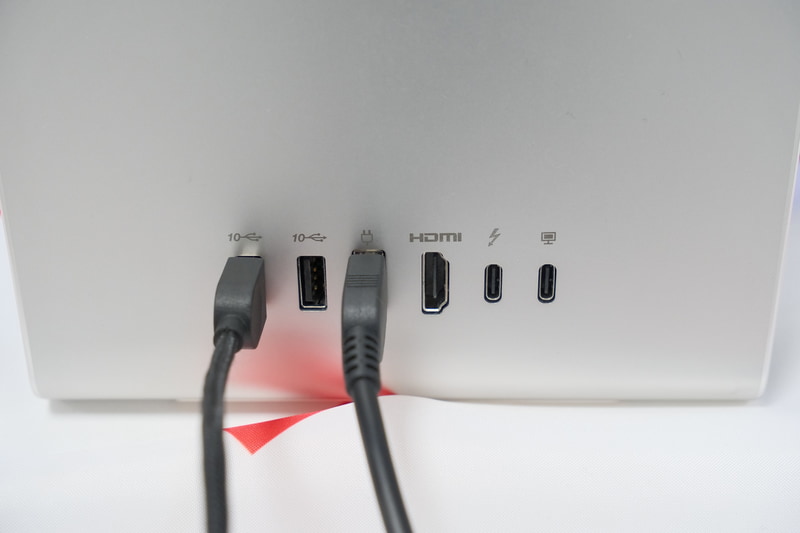 後方の脚部にインターフェイスを配置