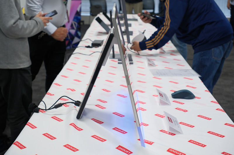 横から見るとかなり薄型なデザインに見える