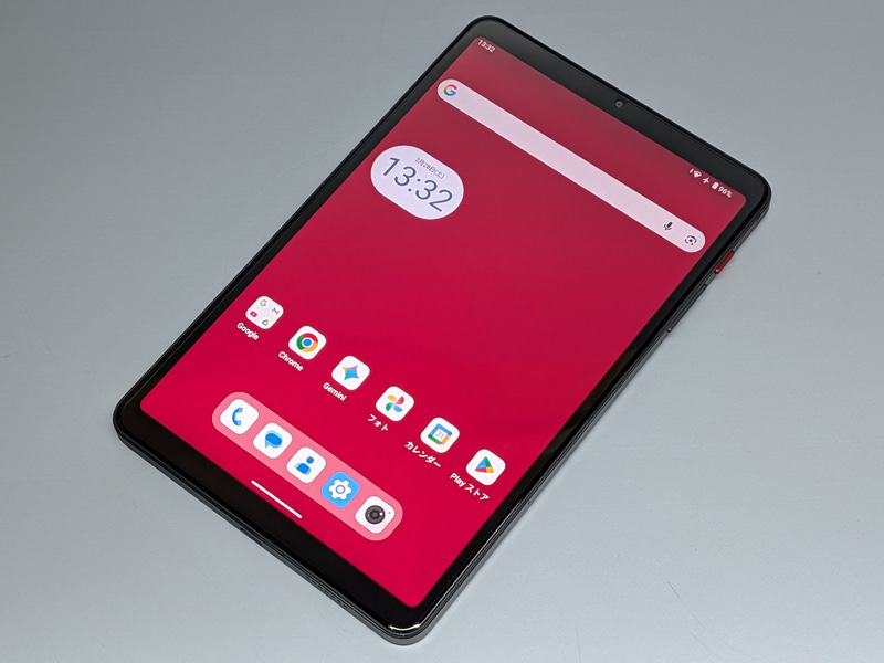 本体外観。アスペクト比は16:10。従来モデルと同じく購入時点で保護フィルムが貼られている