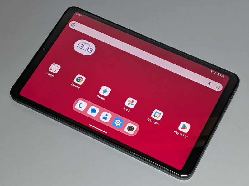 もちろん横向きでも利用可能。前面8MPカメラは短辺側(この写真では左側)にある