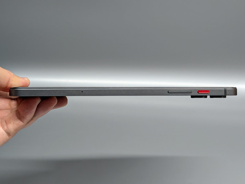 上面。電源ボタンと音量ボタンが並ぶ。音量ボタンは大小が独立したタイプから細長い一体型へと変更された