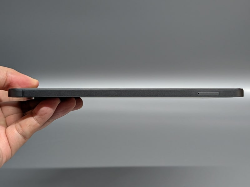 底面。カードトレイが配置されている