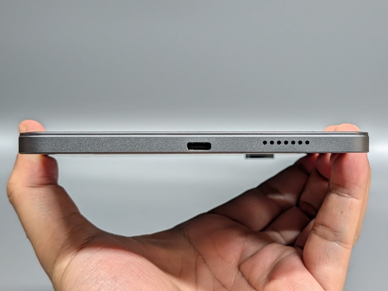 左側面。USB Type-Cポートとスピーカーが配置されている