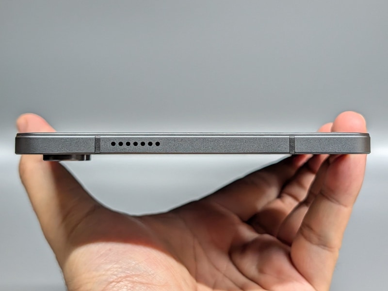 右側面。スピーカーが配置されている