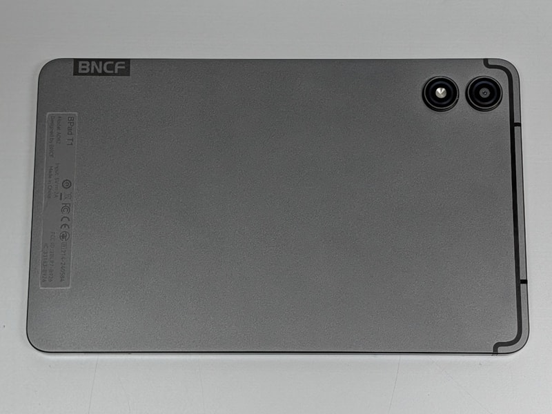 背面。BNCFというブランドロゴが目立つ