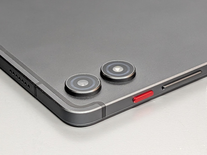 背面カメラは1,300万画素。2眼に見えるが一方はフラッシュだ