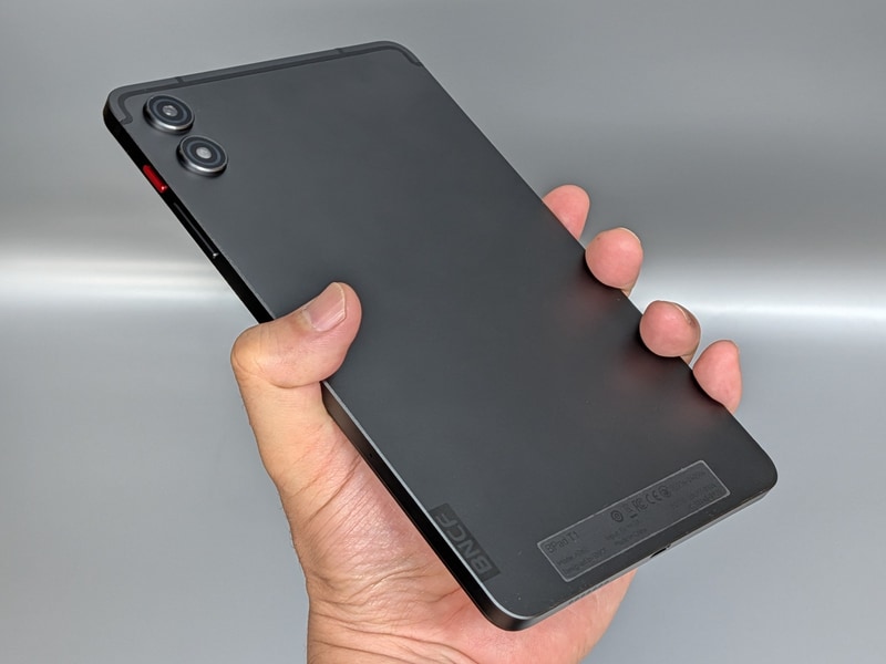 片手でも余裕で掴めるスリムさが強み