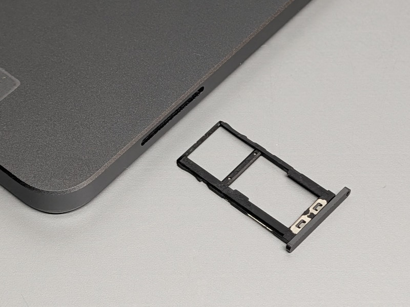 カードスロット。メモリカードは最大1TB対応