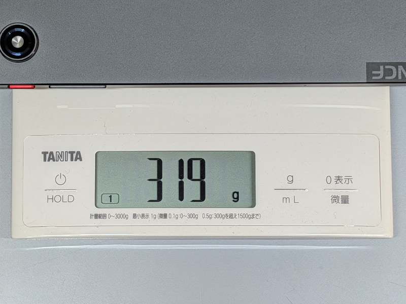 重量は実測319g。従来モデルとほぼ同じで、このサイズとしては及第点だ