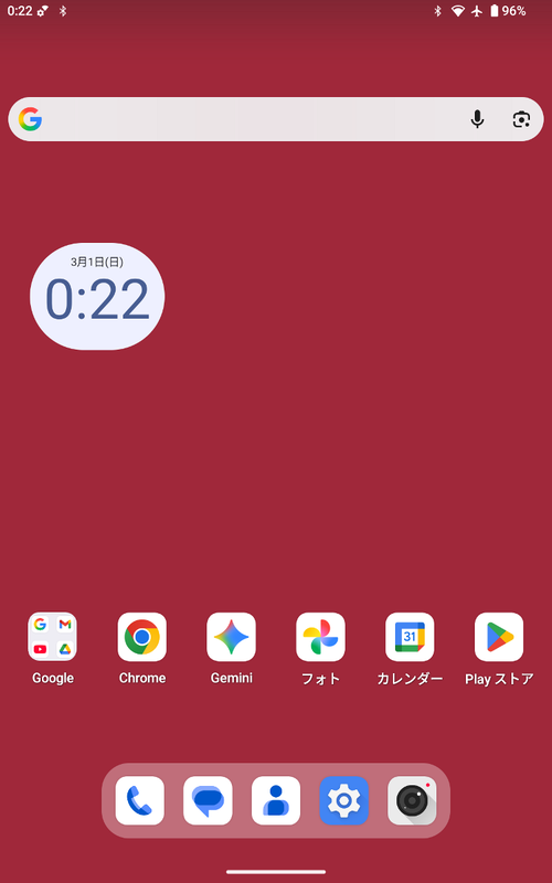 デフォルトのホーム画面。Android 16ベースの、初期状態の時点でウィジェットが配置されたデザイン