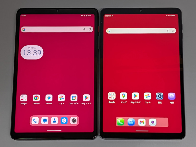 従来モデル(右)との比較。同じ壁紙を設定しているが、本製品の方が寒色が若干強い色合いになる