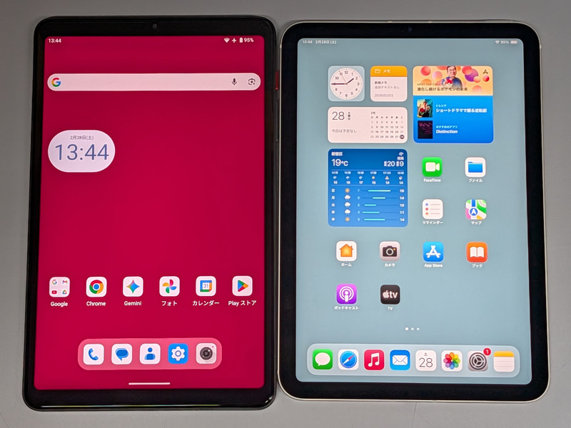 iPad mini(右)との比較。本製品は8.4型、iPad miniは8.3型だが、アスペクト比の関係で本製品の方が縦長に見える