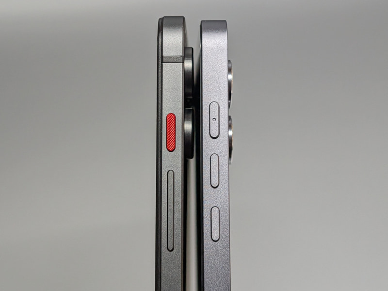 音量ボタンは大小分かれていた従来モデル(右)と違って一体型へと改められた。また電源ボタンは滑り止めの凹凸があり指先で判別しやすい