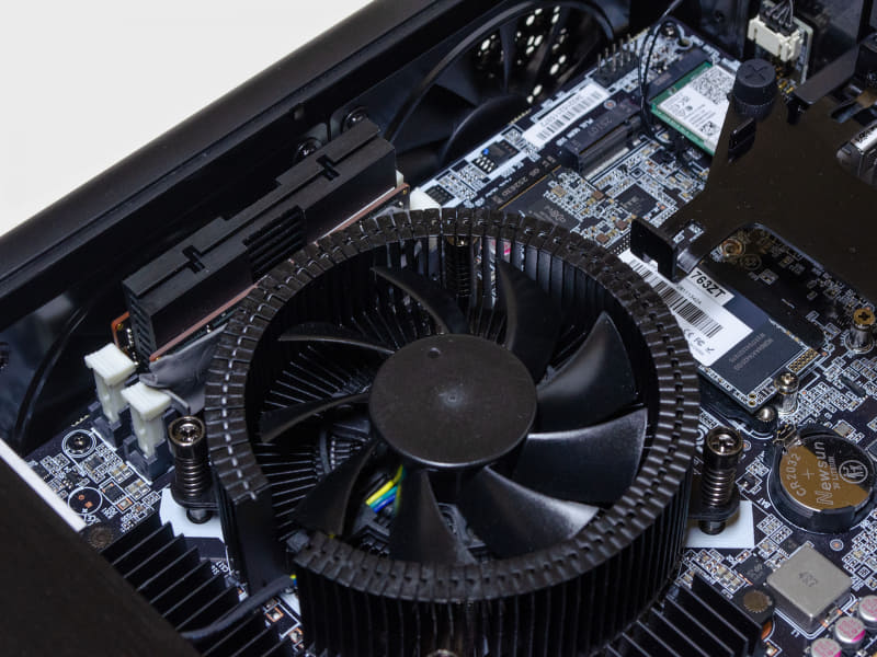 SO-DIMM/DDR5 16GBを2枚使い、32GBへ一時的に増設(左上)