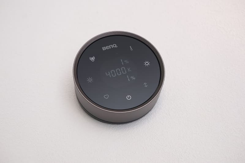 付属のリモコン。円形で手のひらに収まるサイズ