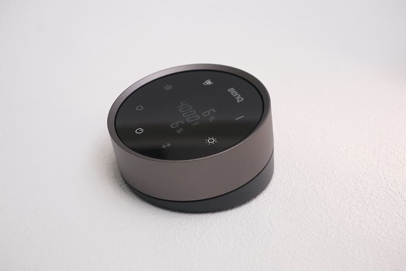 リモコンは傾斜がついている。ただ、キーボード奥に置くことを考えると、もう少し傾斜しても良かったかも？