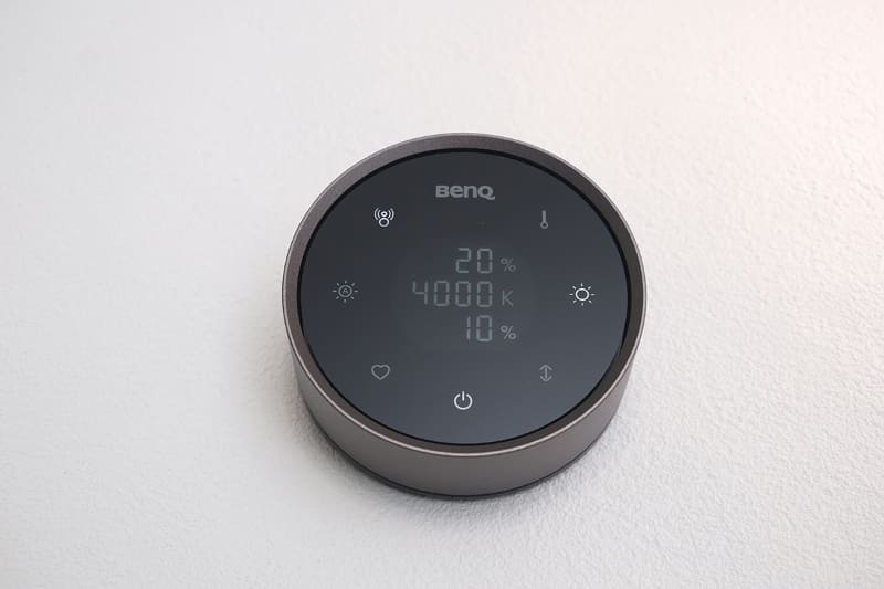 さまざまな設定を網羅。輝度は前面と背面で個別に設定できる。一方、色温度は共通