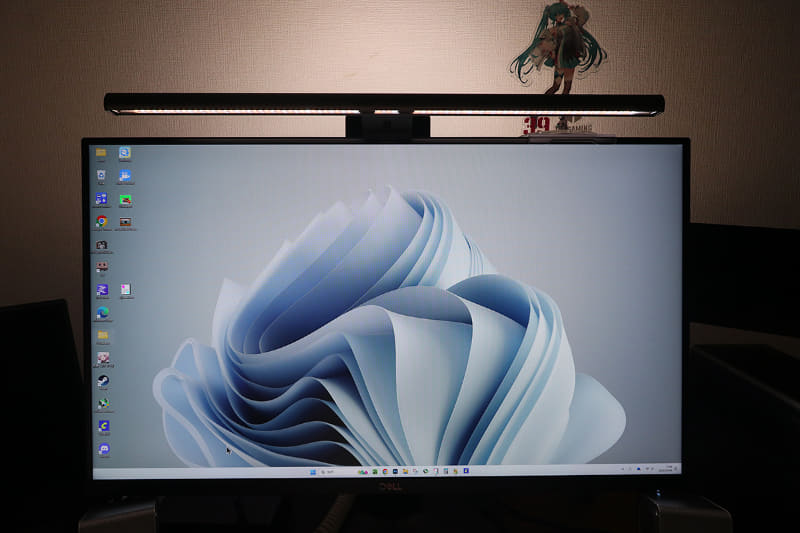 筆者の目線から見たライト。このように、モニターの高さの違いで多少LEDが見えていたとしても……