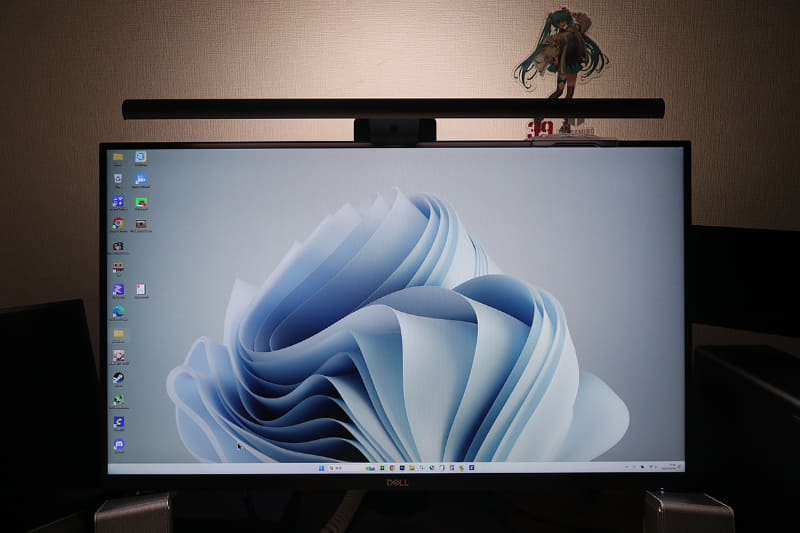 クルッと奥に回して回避することができる。それでいてモニターの照り込みや映り込みはないことがお分かりいただけるのではないかと思う